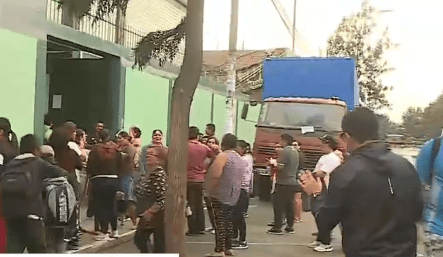 Dejan camión estacionado y a la venta fuera de un colegio de SMP. Foto: captura Latina