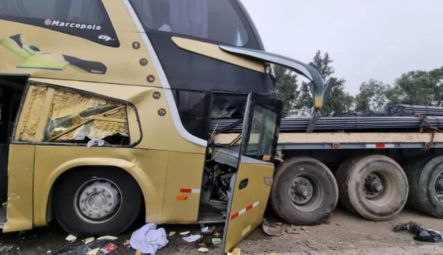 Bus chocó contra la parte trasera de un tráiler en Surco. Foto: Omar Coca/LR