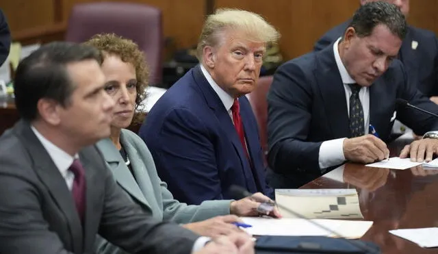 Donald Trump en el tribunal esperando la audiencia. Foto: AFP