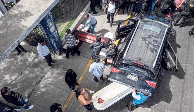 Momento doloroso. Por la tarde se inició la entrega de cuerpos. Los féretros fueron cerrados luego de la verificación de los deudos. Se vivieron instantes de dolor. Todos clamaron justicia. Foto: Rodrigo Talavera/La República