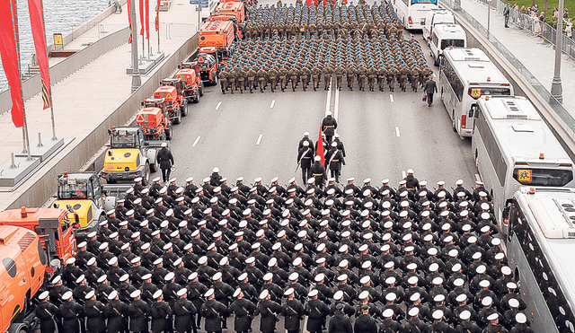 Desfiles. Tropas de comandos practican frente al Kremlin. Foto: EFE