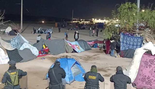 Campamento. Migrantes han colocado carpas en límite fronterizo. Permanecen allí con la esperanza de poder cruzar la frontera y llegar a sus paises de origen. Foto: LR