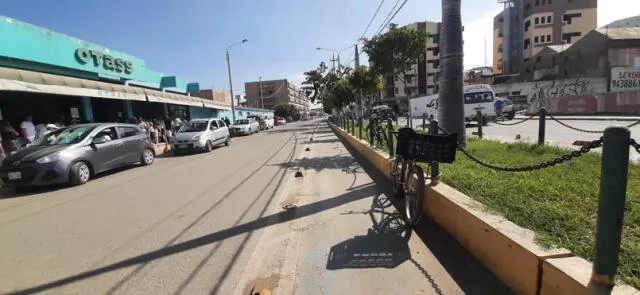 Ciclovía instalada en la avenida Miguel Grau ya empezó a ser eliminada. Foto: Carlos Vásquez / La República