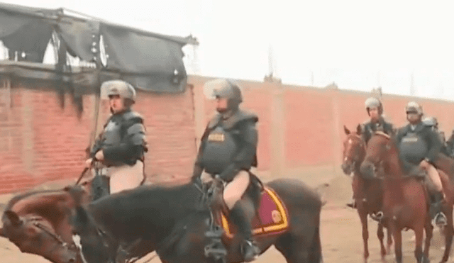 La Policía ha dispuesto vehículos para que los residentes retiren sus pertenencias.  Foto: América TV