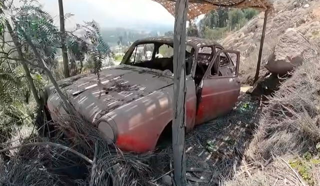 Algunos carros que se encuentran en el cerro de Chaclacayo aún conservan sus asientos y faros originales. Foto: MarkoTk/YouTube