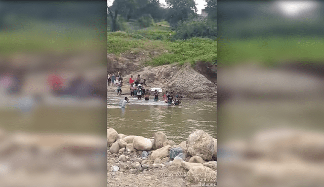 Niños y adultos cruzan turbulentas aguas de río para sepultar a bebé. Foto: captura de video/Enzo Bereche