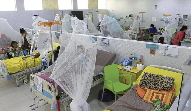 Espacio. Los hospitales empiezan a verse hacinados en Piura. Foto: EFE