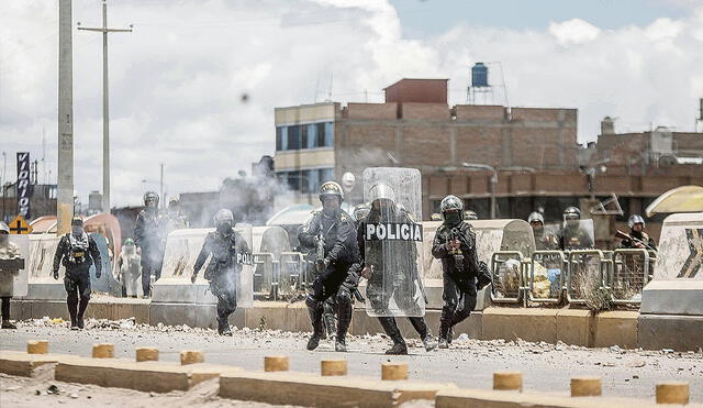 Juliaca. Hay videos y fotos que muestran a los efectivos del orden con fusiles, apuntando y disparando directamente a los manifestantes. Foto: EFE