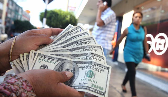 El dólar en el mercado paralelo cotizaba en S/3,655 la compra y S/3,690 la venta. Foto: Andina