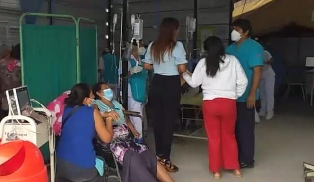 Pacientes con dengue siguen llegando a hospitales colapsados. Foto: Juan Nunura