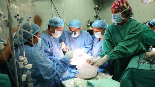 Los familiares de los pacientes a salvo agradecieron a la familia del donante. Foto: EsSalud