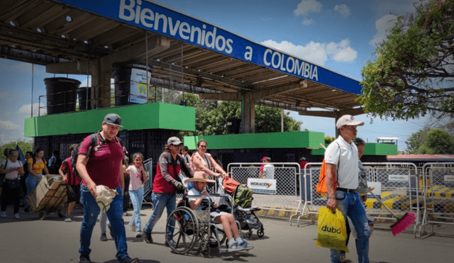 Ciudadanos cruzan la frontera entre Colombia y Venezuela.  Foto: El Tiempo/Andrés Carvajal