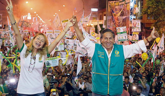 Eliane Karp junto a Alejandro Toledo en plena campaña presidencial. Foto:  EFE