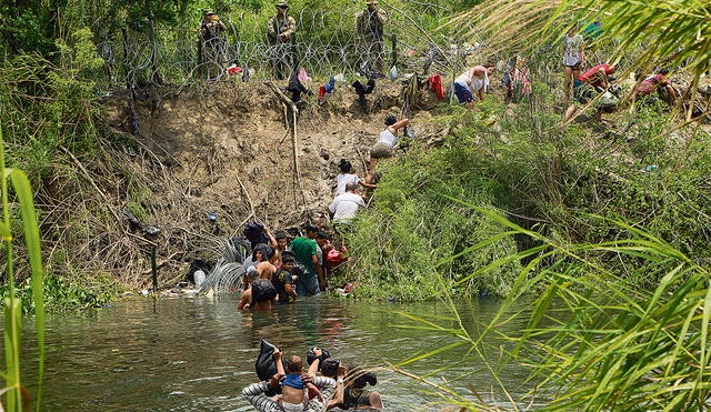 Migrantes. Miles de familias se lanzaron al río para tratar de llegar a Estados Unidos. Foto: EFE