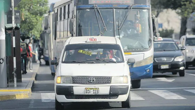 Impera el caos. Los autos colectivos siguen operando en el Corredor Azul. El alcalde López Aliaga quiere que los empadronen. Foto: Gerardo Marín