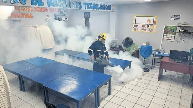 Acciones. Las autoridades han decidido fumigar colegios para matar al mosquito del dengue. Foto: difusión