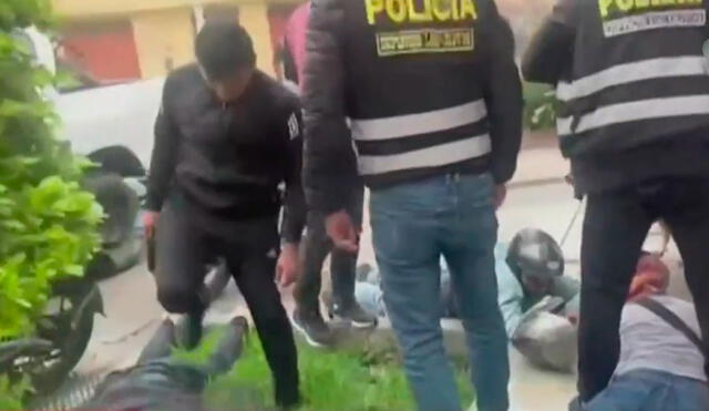 Agentes de la PNP lograron capturar a unos integrantes de una presunta organización criminal dedicada a la extorsión 'gota a gota'. Foto: capturaLR/América TV - VIDEO: América TV