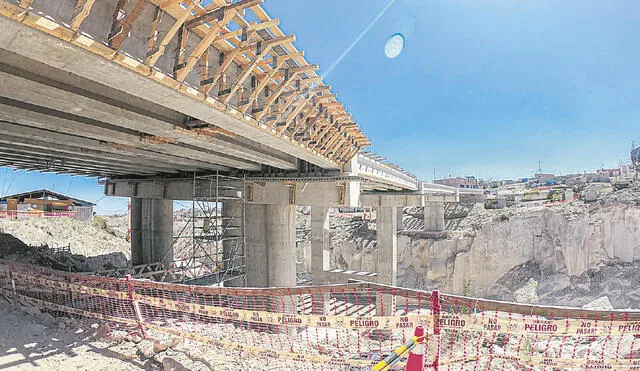 El más cercano. El puente Paccha en el distrito de Cerro Colorado es la obra próxima a culminar y que se inaugurará este 2023. Foto: LR