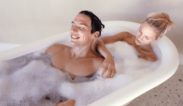 Especialista indica que bañarse en pareja después del mañanero mejora la relación en pareja. Foto: Canva