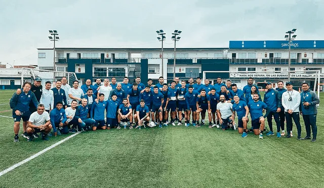 Blanquiazules a poco de alzar el trofeo del Apertura. Foto: difusión