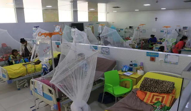 Los establecimientos de salud no se dan abasto para poder atender a los pacientes que llegan referidos por dengue, así mismo hay un déficit de personal de salud. Foto: La República