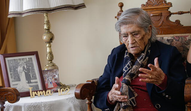 De roble. Irma Natalia Portocarrero ha recorrido la mitad de la historia republicana del Perú. A sus 102 años sigue conversando con gran lucidez. Nos recibió en su casa de Cerro Colorado. Foto: La República.
