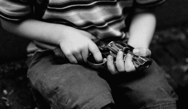Niño murió luego de manipular arma de fuego con su amigo. Foto: BBC