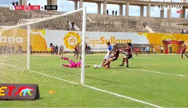 Larios supera a Corzo y anota el 1-0 para Alianza Atlético sobre la 'U'. Foto: captura Liga 1 Max