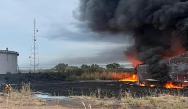 Incendio en tanque de crudo en Cabimas alertó al estado Zulia (oeste de Venezuela). Foto: Twitter/@eltoquedediana