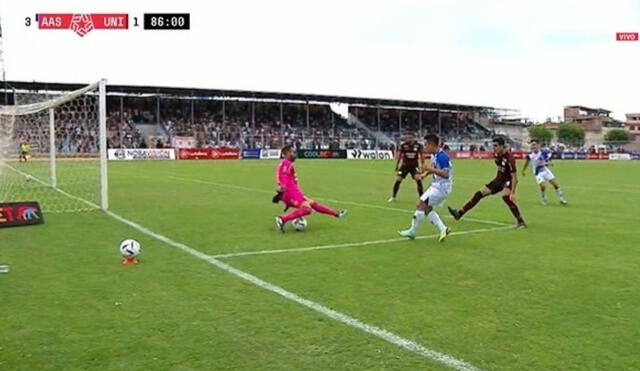 Roger Torres supera a Riveros y anota el 3-1 tras hacerle un guacha a Carvalo. Foto: captura Liga 1 Max / Video: Liga 1 Max