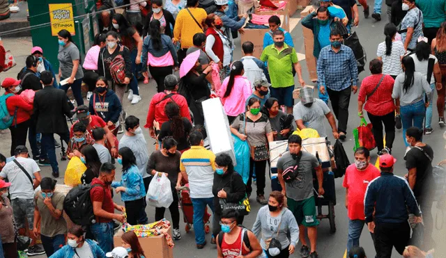 El alcalde de Lima, Rafael López Aliaga, anunció que los comerciantes informales que trabajan en Mesa Redonda serán desalojados el 15 de mayo. Foto: Andina