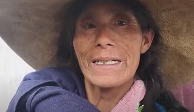 Mujer recorre las calles de Huamachuco para vender sus ramas y productos naturales. Foto y Video: HCO TV