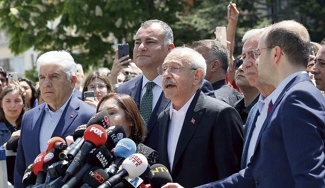 Avanza. Kemal Kiliçdaroglu (C), el líder opositor del Partido Popular Republicano pro laico de centroizquierda. Foto: AFP