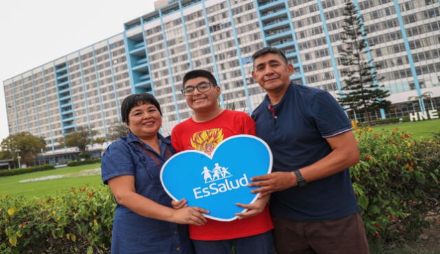 Jesús, de 17 años, padecía de cifosis de Scheuermann tipo I. Foto: EsSalud