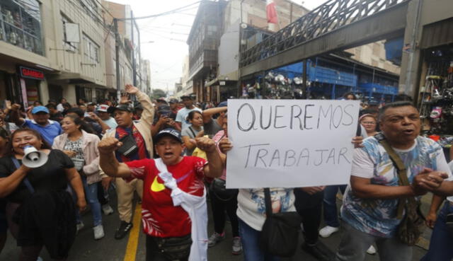 Los ambulantes piden conocer el lugar al que serán reubicados. | Foto: Carlos Félix / La República