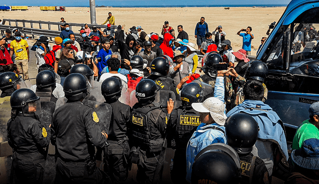 A finales del mes pasado, cientos de migrantes indocumentados salieron de Chile hacia el paso fronterizo de Tacna (Perú), donde las autoridades les bloqueaban el paso. Foto: AFP