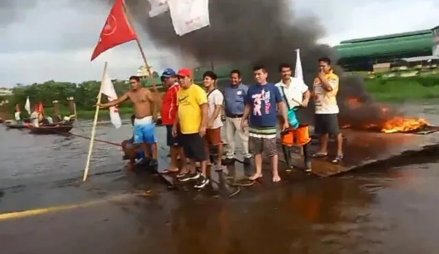 Obreros quemaron llantas sobre algunas embarcaciones. Foto y video: Iquitos al Rojo Vivo