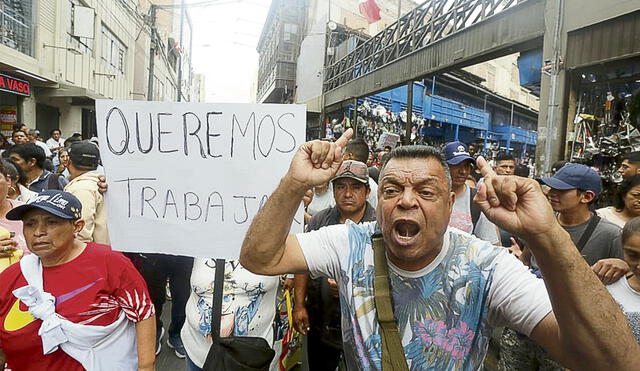 Los comerciantes informales se sienten engañados. Se concentraron en el ingreso de Mesa Redonda para pedir al alcalde de Lima que los deje trabajar. Son miles de familias. Foto: Félix Contreras/La República