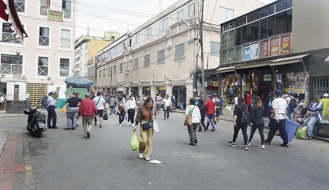 Nuevo rostro. Calles de Mesa Redonda lucen sin ambulantes. Comerciantes informales piden diálogo con las autoridades limeñas ante la nula reubicación.  Foto: Félix Contreras/La República