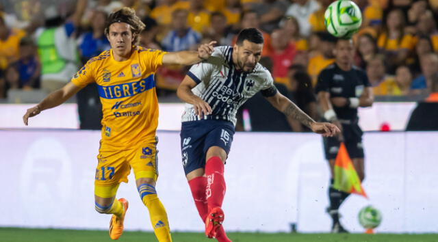 Tigres y Rayados juegan en el Estadio Universitario. Foto: EFE