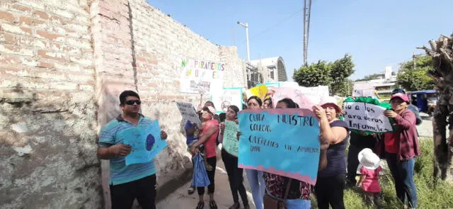 Protesta en exteriores de colegio La Torre García. Foto: Carlos Vásquez/ La República