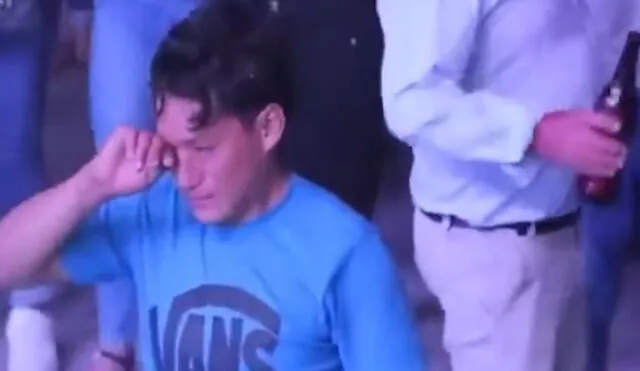 Joven se emocionó con canción de Tony Rosado. Foto: captura/Radio Nova Piura - Video: Radio Nova Piura