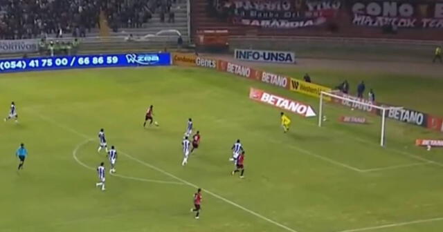 Magnín tuvo el 2-1 para Melgar, pero falló su disparo. Se salvó Alianza Lima. Foto: captura Liga 1 Max