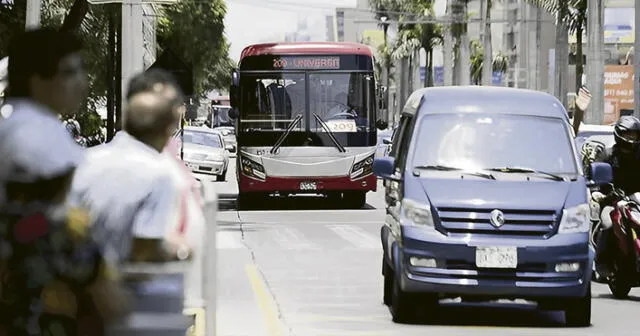 Competencia desleal. Hoy solo circulan 700 buses de los 5.305 que debían estar operando. Foto: difusión