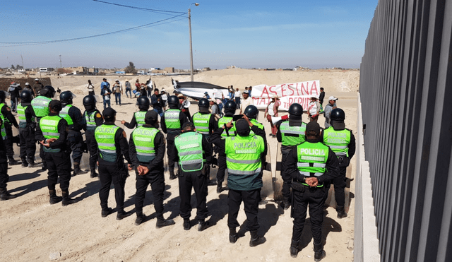 A raya. Policías impiden que manifestantes ingresen al Centro de Investigación Tecnológica. Ahí se encontraba el ministro de Producción y comitiva. Foto: La República.