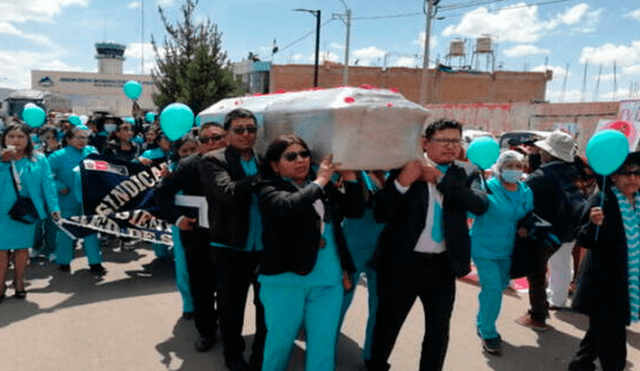 Los compañeros de la enfermera trasladan su cuerpo al hospital de EsSalud, donde le rindieron homenaje. Foto: Klever Sánchez/La República
