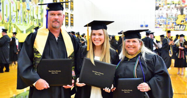 Los Adams son la primera familia en graduarse al mismo tiempo en la Universidad Luterana de Texas. Foto: @txlutheran/Twitter