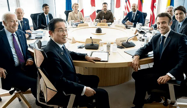 Respaldo. El presidente de Ucrania, Volodimir Zelenski (C), junto a los líderes globales en una sesión de trabajo durante la Cumbre de Líderes del G7 en Hiroshima el 21 de mayo. Foto:  AFP