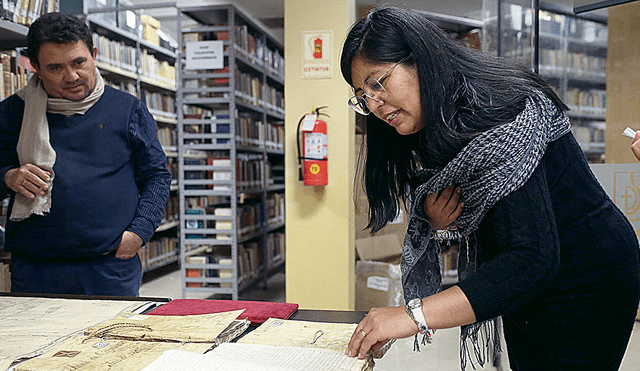 Historia recuperada. Pamela Cabala de Vega revisa una de las unidades del museo histórico para su digitalización. Foto: Rodrigo Talavera/La República