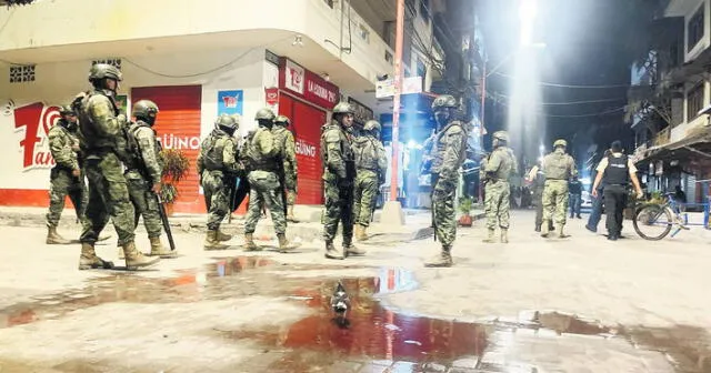 Escena. Militares y policías el lugar de la masacre, en el poblado turístico de Montañita. Foto: AFP